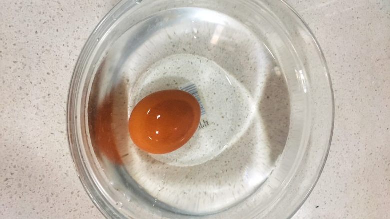 宝宝辅食8M➕：南瓜蛋黄十倍粥,将鸡蛋迅速放入一碗冷水中（会更容易剥壳）