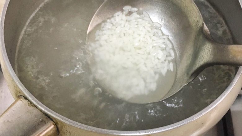 宝宝辅食8M➕：南瓜蛋黄十倍粥,水倒入锅中煮开后放米，大火煮两分钟后转小火煮二十分钟