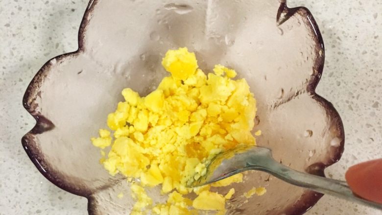 宝宝辅食8M➕：南瓜蛋黄十倍粥,将蛋黄用勺子碾碎，加进粥里即可给宝宝喝啦