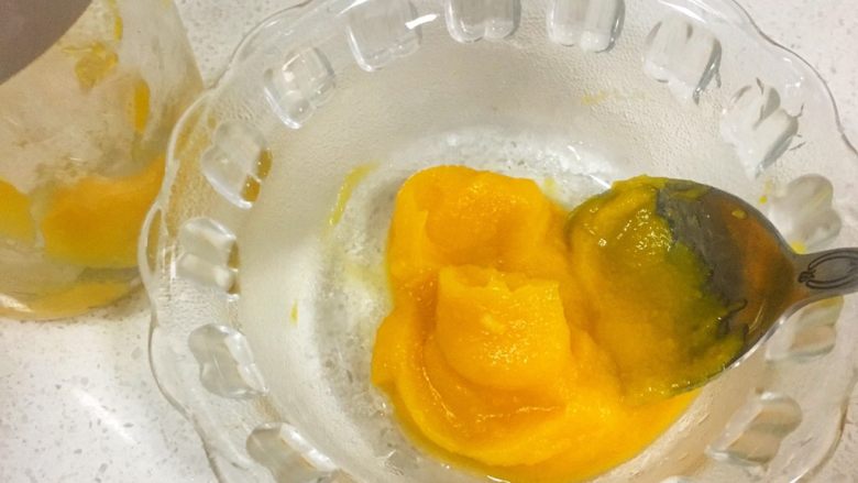宝宝辅食8M➕：南瓜蛋黄十倍粥,南瓜块放入料理棒中，➕一点点水打成南瓜泥