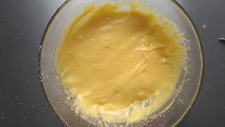 让你不再失败的 戚风蛋糕,搅拌手法:  用打蛋器抽“一”字搅匀，不画圈搅拌，是为了防止面糊起筋。
此时上下火135°预热烤箱。