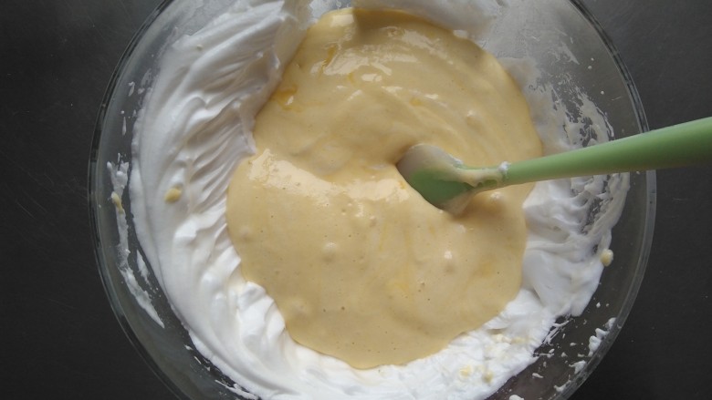 让你不再失败的 戚风蛋糕,把拌好的蛋黄糊倒入蛋白中，依然采用上面的手法拌匀，要快要匀！