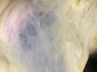 最爱豆沙甜圈圈,面团已经达到扩展阶段，可以拉出透明手膜