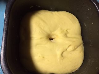 最爱豆沙甜圈圈,继续启动面包机自动发面可能显示发酵时间为90分钟，时间到后用手指沾面粉再面团上戳一小洞，不反弹不回缩即发酵成功