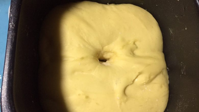 最爱豆沙甜圈圈,继续启动面包机自动发面可能显示发酵时间为90分钟，时间到后用手指沾面粉再面团上戳一小洞，不反弹不回缩即发酵成功