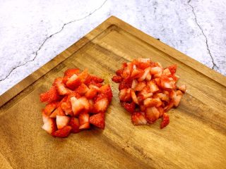 草莓蛋挞,提前将新鲜的草莓洗干净，沥干水分，去掉草莓蒂，将草莓切成如图的草莓块和草莓碎，草每块、草莓碎的大小可随意。