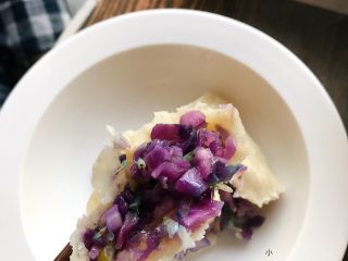 紫甘蓝粉丝虾皮蒸饺,颜色是梦幻的紫色，很有食欲吧
