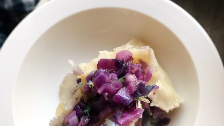 紫甘蓝粉丝虾皮蒸饺,颜色是梦幻的紫色，很有食欲吧