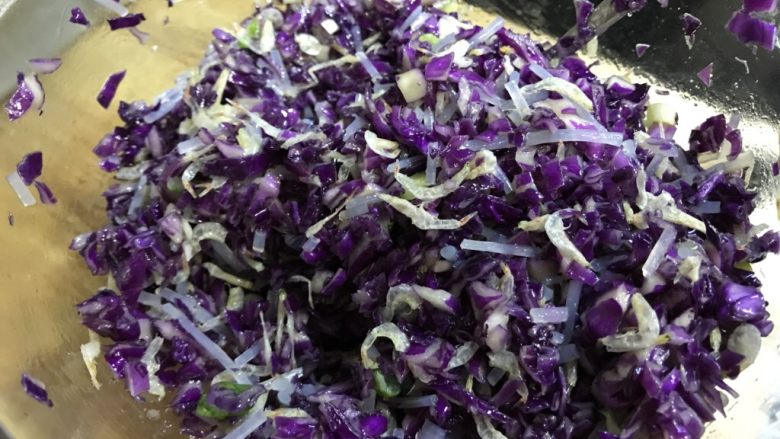 紫甘蓝粉丝虾皮蒸饺,搅拌均匀备用