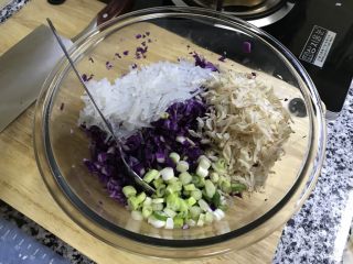 紫甘蓝粉丝虾皮蒸饺,准备好的紫甘蓝里加入切碎的粉条、虾皮还有葱花