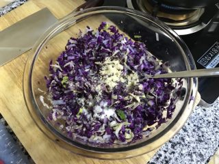 紫甘蓝粉丝虾皮蒸饺,加入油盐和鸡粉