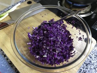紫甘蓝粉丝虾皮蒸饺,攥出水分