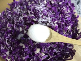 紫甘蓝粉丝虾皮蒸饺,加盐放置十分钟