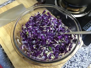 紫甘蓝粉丝虾皮蒸饺,搅拌一下