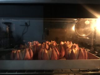 荷花椰蓉酥,放进提前预热好的烤箱中层上火190度下火200度40分钟，椰蓉馅发黄就好啦