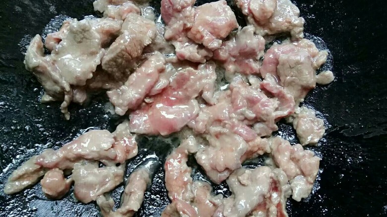 湿炒牛肉河粉,锅里再加入少许油，油热后放入牛肉翻几下
