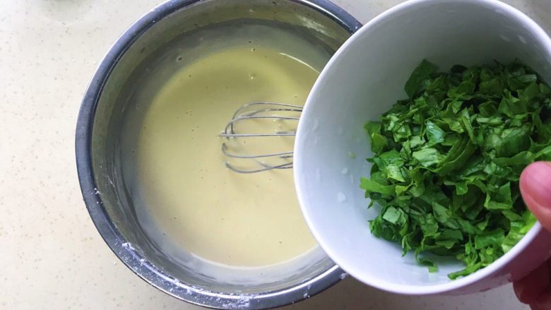 生菜乳酪芝麻煎饼,用手动打蛋器搅拌均匀后加入切碎的生菜