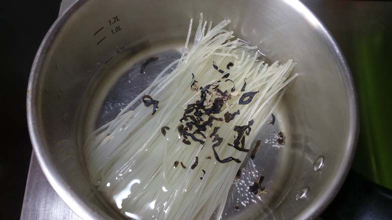 柳州螺蛳粉,把米粉和干木耳放入锅中煮十分钟左右。 