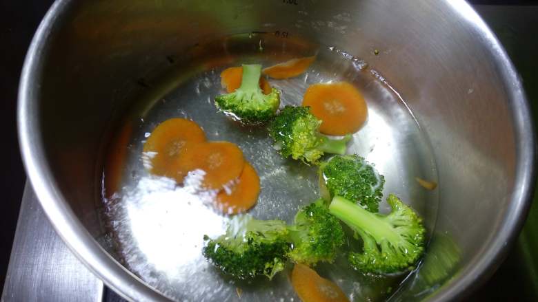 柳州螺蛳粉,把煮粉的水倒掉，重新倒入500毫升水，放入自己喜欢的蔬菜和肉类等烧开。 