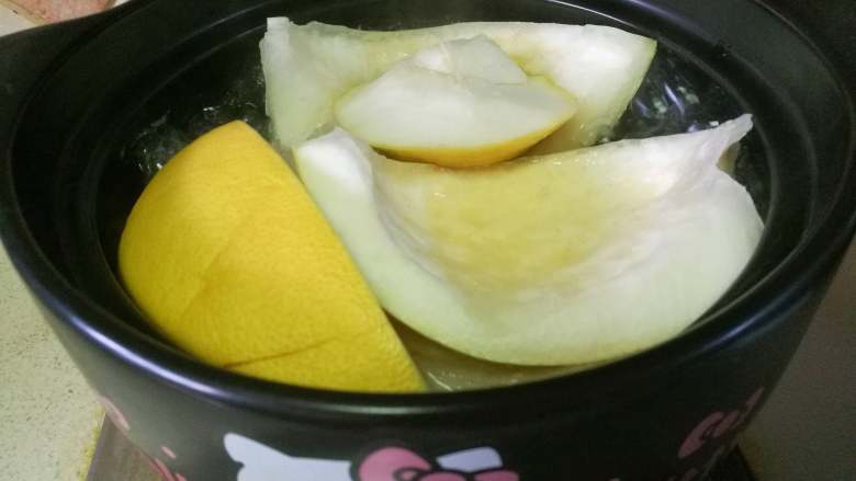 糖渍柚皮丝,锅里放足量水，将柚子皮放入，煮5分钟。