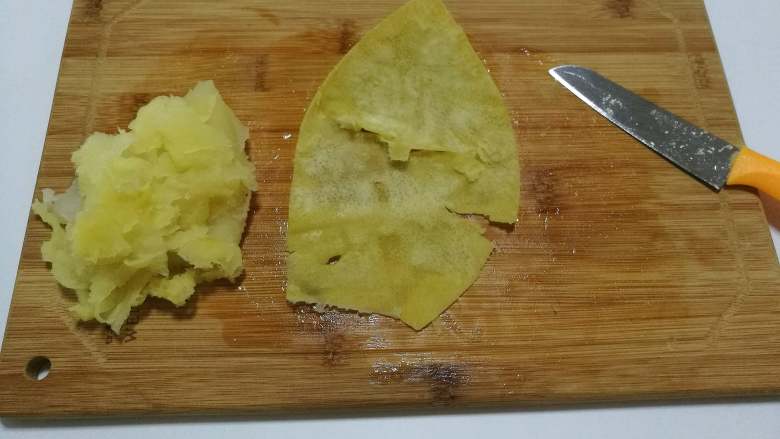 糖渍柚皮丝,煮好的柚子皮取出，去掉白囊部位，只留黄色的表皮。