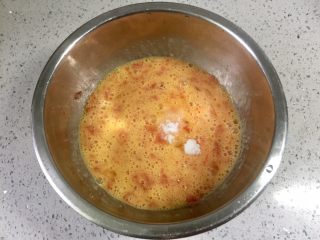 番茄芝心鸡蛋卷饼,放入糖和盐拌匀。