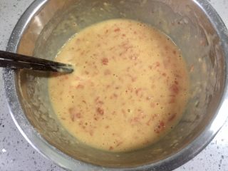 番茄芝心鸡蛋卷饼,搅拌至无面粉结块。