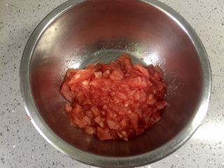 番茄芝心鸡蛋卷饼,然后把番茄切成小丁，放入盆中。