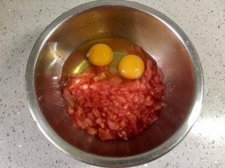 番茄芝心鸡蛋卷饼,打入两个鸡蛋，拌匀。