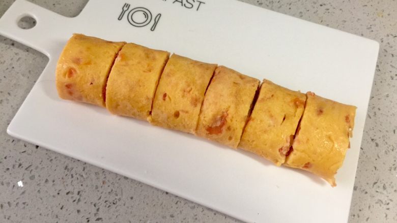 番茄芝心鸡蛋卷饼,卷好后，去掉两端不平整的部分，切成等宽的小段即可。