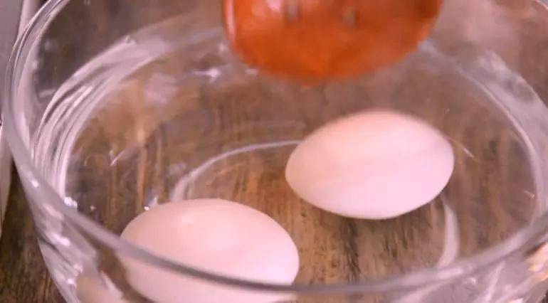 流行苏格兰蛋，不是一般的高逼格！,将煮好的鸡蛋，过凉水，去壳备用