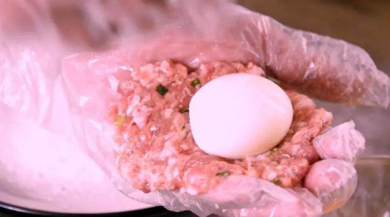 流行苏格兰蛋，不是一般的高逼格！,肉糜腌制10分钟后，摊在手中，放入鸡蛋，包裹起来