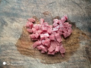 杏鲍菇牛肉粒,将牛排提前从冰箱拿出解冻，用厨房纸巾吸干水份，切成粒