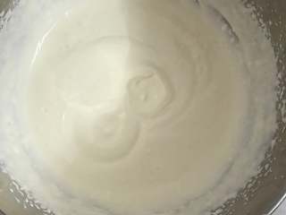 抹茶芝士慕斯蛋糕,将细砂糖加入到淡奶油中，打至6分发。