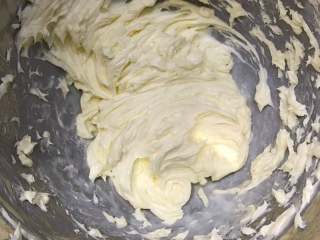 抹茶芝士慕斯蛋糕,奶油奶酪放入盆中，隔热水用打蛋器打至顺滑。