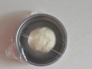 肉松辫子面包,收圆放回盆子里，盖上保鲜膜进行基础发酵