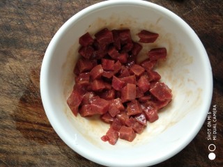 杏鲍菇牛肉粒,加入所有的调料，搅拌均匀，腌制15分钟