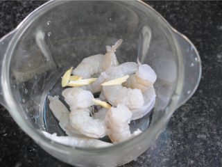 西兰花虾泥丸子,如果觉得虾的腥味比较重，将虾肉加点姜丝腌制片刻