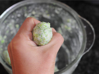 西兰花虾泥丸子,舀起一勺虾泥放入左手心，从虎口挤出一个个虾球，如果觉得比较粘，手上沾点水即可
