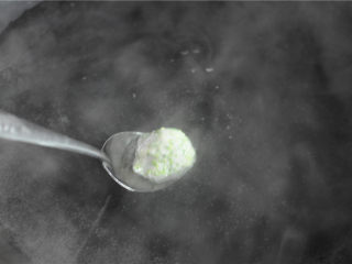 西兰花虾泥丸子,起锅烧水，用勺子将挤好的虾球舀起来，放入锅中，