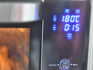 肉松面包,放入预热好的烤箱，180度，中层，上下烤，15分钟左右（时间温度供参考）