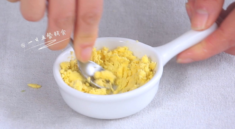 上汤油麦菜,鸡蛋黄和白分开，蛋黄压碎。
