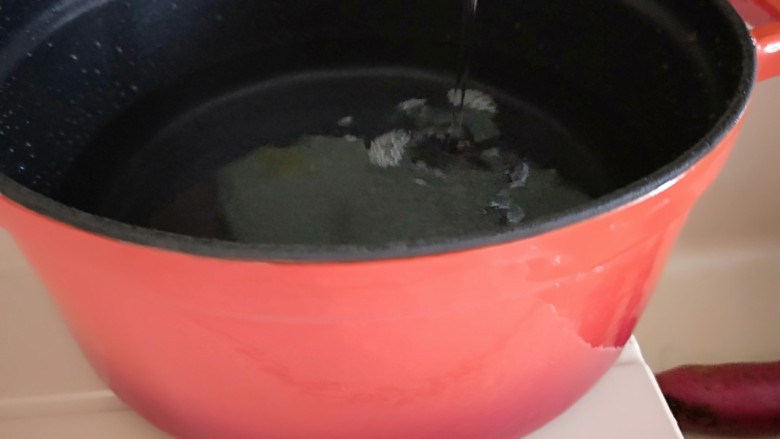 红薯花生白米粥,专用熬粥锅，熬出来非常好吃，就是太重了，放入过滤水，没办法北京的水不能直接引用。