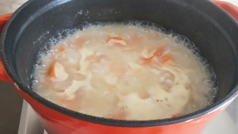 红薯花生白米粥,开锅放入大米。