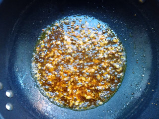 蒜蓉蚝油生菜,淋入适量水淀粉，待汤汁变得粘稠，关火