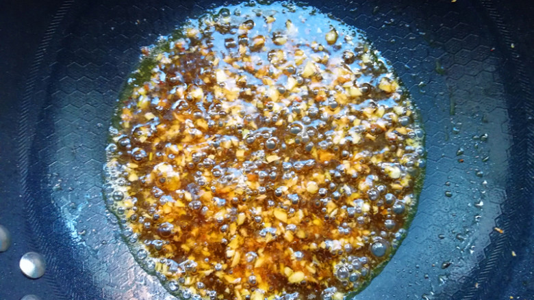 蒜蓉蚝油生菜,淋入适量水淀粉，待汤汁变得粘稠，关火