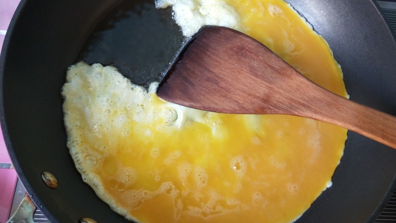 春的气息  荷兰豆白玉菇炒鸡蛋,倒入鸡蛋。