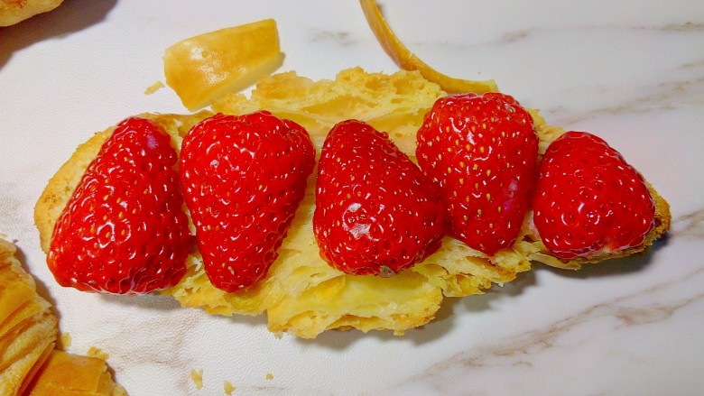 草莓可颂,放上剖开的草莓。