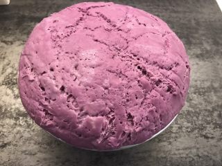 奶香紫薯发糕,盖上保鲜膜放在温暖处发酵至两倍大小