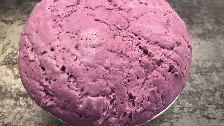 奶香紫薯发糕,盖上保鲜膜放在温暖处发酵至两倍大小
